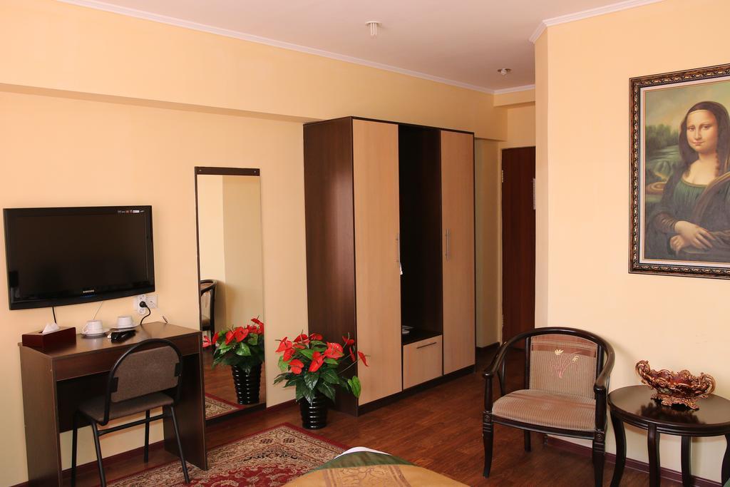 Kausar Hotel Almaty Esterno foto