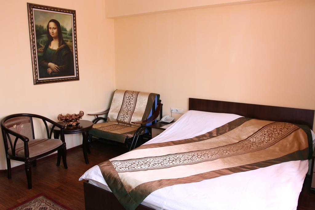 Kausar Hotel Almaty Esterno foto